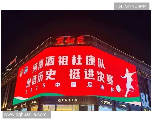 足球场上激情四射啤酒畅饮球星传奇聚焦与球迷共庆胜利时刻